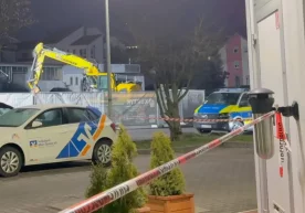 Германия жанубида эркак экскаваторни ўғирлаб кетиб, полициячиларни жароҳатлади фото