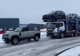 Музлаган тепаликка 40 тоннали фурани тортиб чиқаётган янги Land Rover Defender фото
