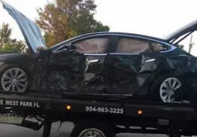 Tesla ҳайдовчиси соатига 160 километр тезликда уйлардан бирига бориб урилиб, омон қолди фото