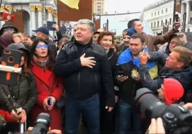Порошенкога майдонда тухумлар улоқтирилди фото
