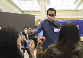 Tailand bosh vaziri “yoqimsiz” savolga javoban jurnalistlarga antiseptik purkadi (video) фото