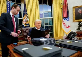 Трамп установил рекорд: 38 указов за 10 дней фото