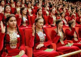 Туркманистонда талаба қизларга тор кийимда юриш тақиқланди фото
