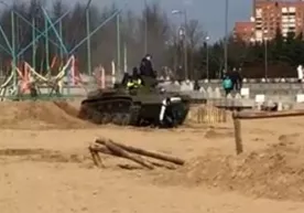 Санкт-Петербургдаги фестивалда танк икки кишини босиб кетди (видео) фото