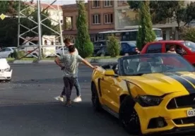 Жаҳонгир Хўжаев сотиб олганига бир кун бўлган Ford Mustang автомобилида аварияга учради фото