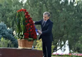 Shavkat Mirziyoyev Islom Karimov haykali poyiga gulchambar qo‘ydi (foto) фото
