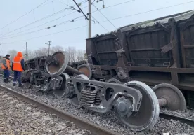 Қозоғистонда 14 та юк вагонлари рельсдан чиқиб кетди фото