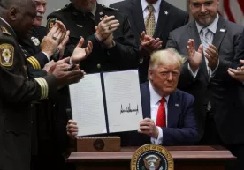 Трамп полициянинг ислоҳ қилиниши ҳақидаги фармонни имзолади фото
