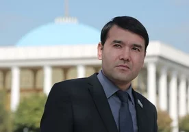 «Жаҳонгир Отажоновнинг президентликка номзодини қўймоқчи бўлгани демократия йўлида эканлигимизни англатади» — Расул Кушербаев фото