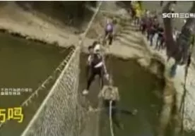 Xitoyda osma arqon ko‘prik sayyohlar bilan birga uzilib tushdi (video) фото