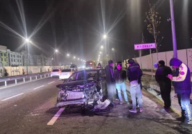 Yangi O‘zbekiston ko‘chasida Cobalt yo‘l chetidagi temir ustunga borib urildi фото