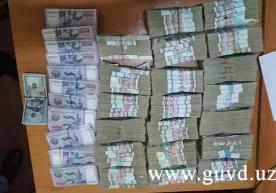 Toshkentda bank xodimlari 31 ming AQSh dollarini ko‘chada sotayotganda qo‘lga olindi фото