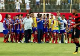 Bo‘lar ekan-ku! Hakam to‘qqiz futbolchini chetlatib, o‘yinni muddatdan avval yakunlab qo‘ya qoldi (video) фото