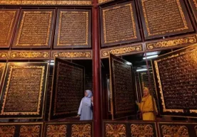 Индонезияда тахтадан тайёрланган Қуръон китоби намойиш этилди фото