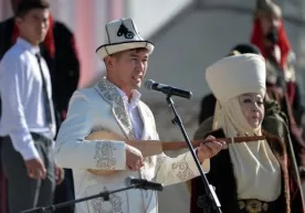 Qirg‘izistonlik oqin prezident So‘ranbay Jeenbekovga korrupsiya haqida qo‘shiq kuylab berdi (video) фото