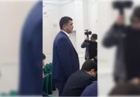 Собиқ ҳоким ўринбосарини журналистлар ташқарида саволларга тутишди. Жавоб эса...(видео ва аудио) фото