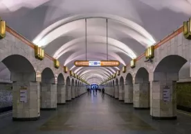Петербургда метро тагида вафот этган ўзбекистонлик фуқаро қасддан рельс устига итариб юборилган фото