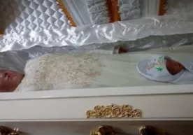 Yangi tug‘ilgan qizaloq tobutda ham onasidan ajralmadi (foto) фото