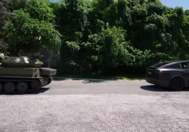 Tank bilan arqon tortishgan Tesla Model X (video) фото