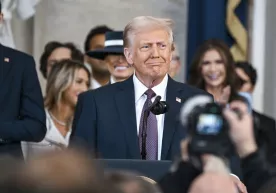 Трампа подали в суд в день вступления в должность президента фото