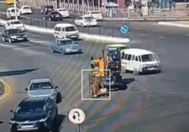 Бухорода йўлдан ўтаётган аёлни экскаватор босиб кетди фото