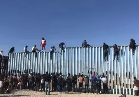 Texasda muhojirlarni qamashga ruxsat beriladi фото