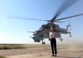 Ayol jurnalist shundoq yonidan vertolyot uchib o‘tganiga qaramay pinagini buzmadi (video) фото