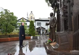 Shavkat Mirziyoyev Moskvadagi Islom Karimov xiyoboniga bordi (foto) фото