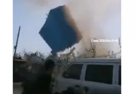 Торнадо болалар аттракционини учириб кетди, асаби бўшлар кўрмасин! (видео) фото