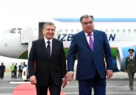 Shavkat Mirziyoyevni Emomali Rahmon kutib oldi фото
