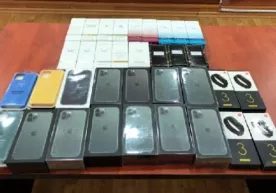 Aeroportda noqonuniy olib kelingan iPhone 11 telefonlarini yig‘ib olayotgan shaxs qo‘lga olindi фото