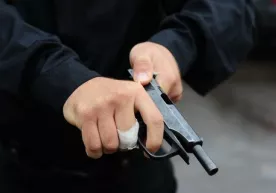 Берлинда қуролланиб олган 78 ёшли эркак метро йўловчиларидан ўзига жой беришни талаб қилди фото