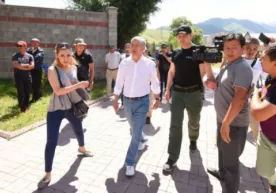 Қирғизистон собиқ президенти Алмазбек Атамбоевнинг уйи олдида юздан ортиқ киши тўпланди фото