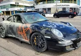 АҚШда безорилар ноёб Porsche суперкарининг расвосини чиқарди (видео) фото