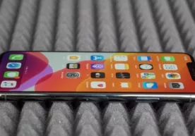 Apple янги ва эски iPhone’лар жамланмасидан қувватлантиргични олиб қўяди фото