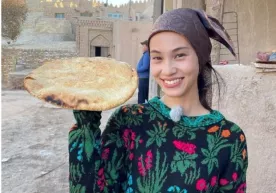 Япониялик саёҳатчи​ Кико Мизуҳара Хивада тандир нон ёпди фото