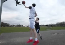 Bo‘yi 234 santimetrga yetgan britaniyalik o‘smir basketbol bilan shug‘ullana boshladi фото