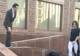 Видео: Ялтироқ галстук тақиб, Заринанинг ортидан юрган Шоҳжаҳон фото