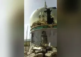 Xitoyda odamlar namoz o‘qiyotgan masjid buzishga kirishildi (video) фото