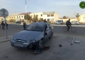 Buxoroda katta tezlikda kelayotgan Nexia yo‘l chetidagi bolalarni urib yubordi фото