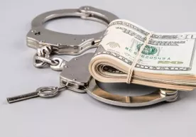 Ichki kiyimiga dollar yashirgan ayollar qo‘lga tushdi фото