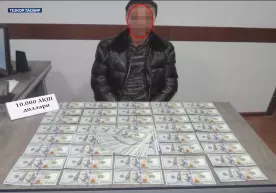 Инвестициялар вазирлиги ходими фуқарони АҚШга юборишини айтиб пул олаётганда ушланди фото