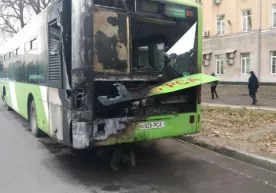 Тошкентда яна бир автобус ёнди фото