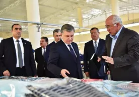 Shavkat Mirziyoyev tikuvchilik fabrikasida bo‘ldi (foto) фото