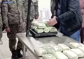 DXX Tojikistondan salkam 20 kilo giyohvand modda olib o‘tgan shaxsni ushladi (video) фото