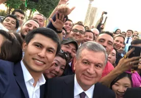 Shavkat Mirziyoyev Samarqandda blogerlar bilan uchrashdi va selfi tushdi (foto, video) фото