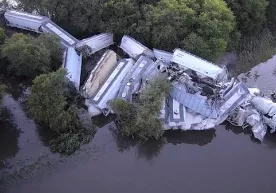 АҚШда юк поезди кўприкдан дарёга тушиб кетди (видео) фото