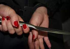 Sergelida 28 yoshli ayol otasining ko‘kragiga pichoq urdi фото