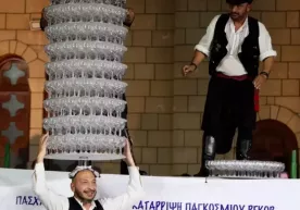 Бошида 468 та стакан билан рақс тушган кипрлик эркак рекорд ўрнатди! (видео) фото
