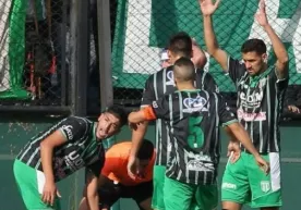 Bosh hakam o‘yin vaqtida futbolchini o‘limdan saqlab qoldi (Video) фото